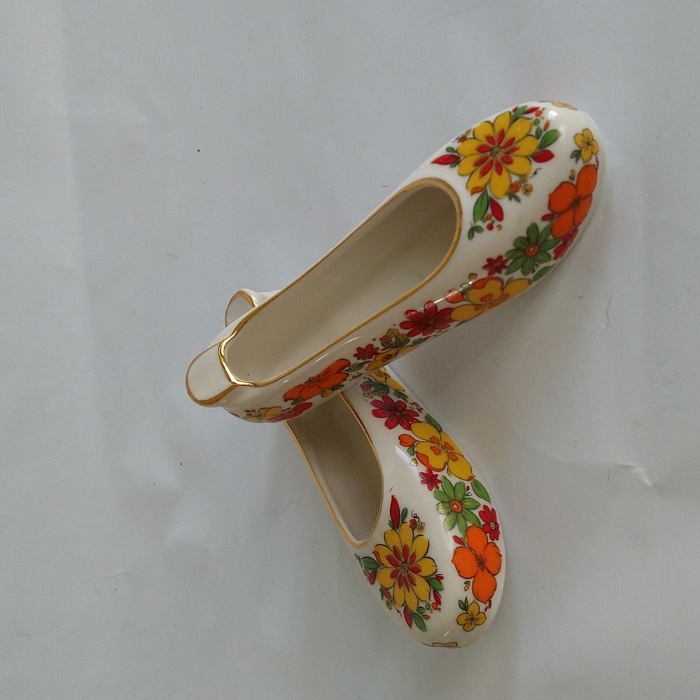 China Shoe Ashtrays Pair 1942 Haeng Nam Snow Bone Korea Shoes Flower Power